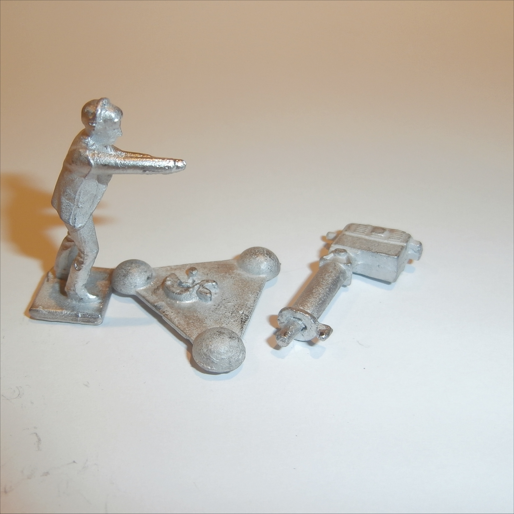 Dinky Toys 987 ABC TV Standing Camera & Man Unpainted Set
